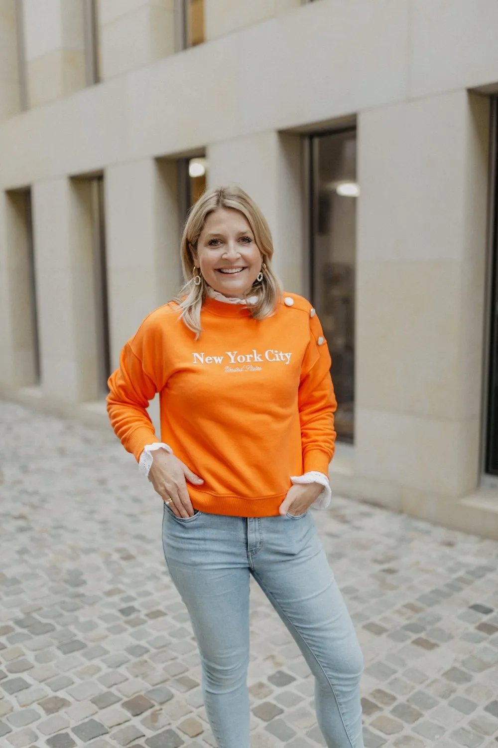 leevje by AM Sweater 'New York' orange mit Zierknöpfen
